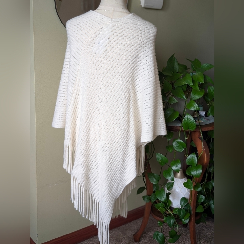 Time & Tru Women's Size L/XL Cream Knit Sweater Poncho - Picture 4 of 9